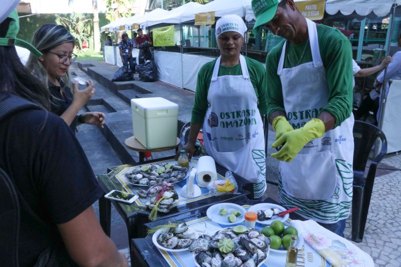 Moradores dos territórios do TerPaz participam de congresso e festival de gastronomia.

A parceria do Governo do Pará, por meio da Secretaria de Estado de Cultura (Secult) com o festival foi intermediada pela primeira dama do Estado, Daniela Barbalho, que é presidente de honra do programa TerPaz. Segundo Ângela Sicilia, vice-presidente da ARBL, “A parceria foi imprescindível para mostrarmos para os nossos convidados a grandeza do Pará e respeito e o cuidado que o governo tem com a comunidade dos bairros de Belém”. <div class='credito_fotos'>Foto: Jader Paes / Agência Pará   |   <a href='/midias/2019/originais/5484_20190921_164216_66_16.jpg' download><i class='fa-solid fa-download'></i> Download</a></div>