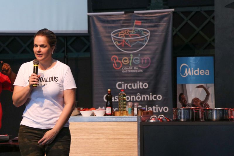 Moradores dos territórios do TerPaz participam de congresso e festival de gastronomia.

A parceria do Governo do Pará, por meio da Secretaria de Estado de Cultura (Secult) com o festival foi intermediada pela primeira dama do Estado, Daniela Barbalho, que é presidente de honra do programa TerPaz. Segundo Ângela Sicilia, vice-presidente da ARBL, “A parceria foi imprescindível para mostrarmos para os nossos convidados a grandeza do Pará e respeito e o cuidado que o governo tem com a comunidade dos bairros de Belém”. <div class='credito_fotos'>Foto: Jader Paes / Agência Pará   |   <a href='/midias/2019/originais/5484_20190921_164216_66_17.jpg' download><i class='fa-solid fa-download'></i> Download</a></div>