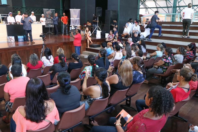 Moradores dos territórios do TerPaz participam de congresso e festival de gastronomia.

A parceria do Governo do Pará, por meio da Secretaria de Estado de Cultura (Secult) com o festival foi intermediada pela primeira dama do Estado, Daniela Barbalho, que é presidente de honra do programa TerPaz. Segundo Ângela Sicilia, vice-presidente da ARBL, “A parceria foi imprescindível para mostrarmos para os nossos convidados a grandeza do Pará e respeito e o cuidado que o governo tem com a comunidade dos bairros de Belém”. <div class='credito_fotos'>Foto: Jader Paes / Agência Pará   |   <a href='/midias/2019/originais/5484_20190921_164216_66_18.jpg' download><i class='fa-solid fa-download'></i> Download</a></div>