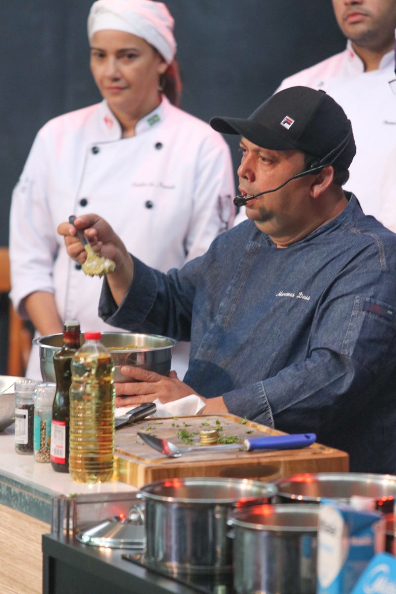 Moradores dos territórios do TerPaz participam de congresso e festival de gastronomia.

A parceria do Governo do Pará, por meio da Secretaria de Estado de Cultura (Secult) com o festival foi intermediada pela primeira dama do Estado, Daniela Barbalho, que é presidente de honra do programa TerPaz. Segundo Ângela Sicilia, vice-presidente da ARBL, “A parceria foi imprescindível para mostrarmos para os nossos convidados a grandeza do Pará e respeito e o cuidado que o governo tem com a comunidade dos bairros de Belém”. <div class='credito_fotos'>Foto: Jader Paes / Agência Pará   |   <a href='/midias/2019/originais/5484_20190921_164216_66_19.jpg' download><i class='fa-solid fa-download'></i> Download</a></div>