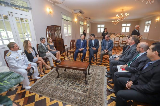 Possíveis parcerias entre os governos do Pará e do Canadá, sobretudo na área de logística, foram tratadas pelo governador Helder Barbalho com o embaixador canadense, Riccardo Savonne, no início da tarde desta segunda-feira (15), no Palácio do Governo, em Belém. Em visita oficial ao Pará, o embaixador foi recebido pelo governador, acompanhado da primeira-dama, Daniela Barbalho; do vice-governador, Lúcio Vale, e sua esposa, Andrea Vale.

FOTO: MARCO SANTOS / AGÊNCIA PARÁ
DATA: 15.04.2019
BELÉM - PA <div class='credito_fotos'>Foto: Marco Santos / Ag. Pará   |   <a href='/midias/2019/originais/5484ccda-7bb6-4317-a2b5-6e656e5f0795.jpg' download><i class='fa-solid fa-download'></i> Download</a></div>