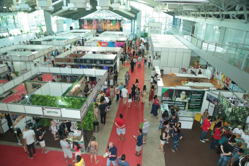  VI Festival do Chocolate e Cacau e da 18ª Exposição Flor Pará, realizados no Hangar - Centro de Convenções. Mais de 30 mil pessoas já passaram pelo local em três dias de evento, estimativa que superou as expectativas. <div class='credito_fotos'>Foto: Alex Ribeiro / Ag. Pará   |   <a href='/midias/2019/originais/5485_20190921172445_img_5391.jpg' download><i class='fa-solid fa-download'></i> Download</a></div>
