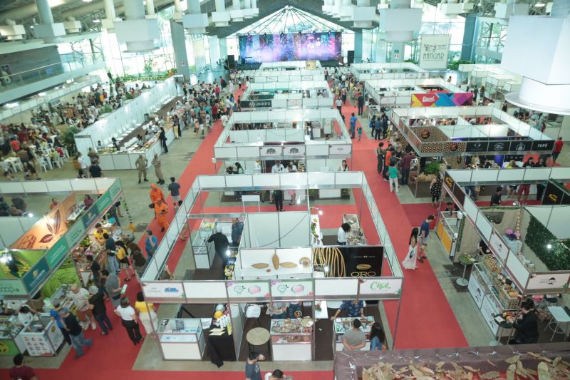  VI Festival do Chocolate e Cacau e da 18ª Exposição Flor Pará, realizados no Hangar - Centro de Convenções. Mais de 30 mil pessoas já passaram pelo local em três dias de evento, estimativa que superou as expectativas. <div class='credito_fotos'>Foto: Alex Ribeiro / Ag. Pará   |   <a href='/midias/2019/originais/5485_20190921172521_img_5394.jpg' download><i class='fa-solid fa-download'></i> Download</a></div>