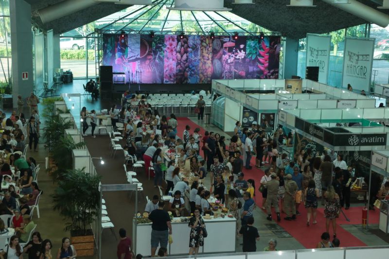  VI Festival do Chocolate e Cacau e da 18ª Exposição Flor Pará, realizados no Hangar - Centro de Convenções. Mais de 30 mil pessoas já passaram pelo local em três dias de evento, estimativa que superou as expectativas. <div class='credito_fotos'>Foto: Alex Ribeiro / Ag. Pará   |   <a href='/midias/2019/originais/5485_20190921172606_img_5398.jpg' download><i class='fa-solid fa-download'></i> Download</a></div>