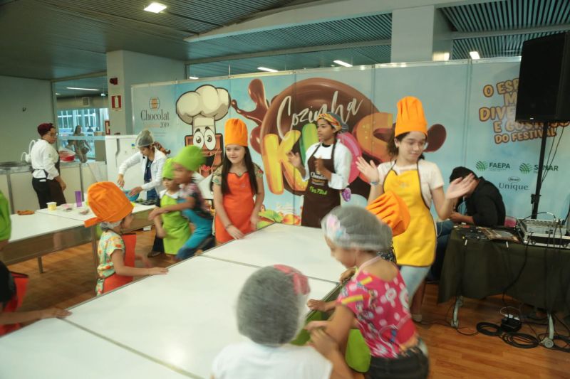  VI Festival do Chocolate e Cacau e da 18ª Exposição Flor Pará, realizados no Hangar - Centro de Convenções. Mais de 30 mil pessoas já passaram pelo local em três dias de evento, estimativa que superou as expectativas. <div class='credito_fotos'>Foto: Alex Ribeiro / Ag. Pará   |   <a href='/midias/2019/originais/5485_20190921180036_img_5420.jpg' download><i class='fa-solid fa-download'></i> Download</a></div>