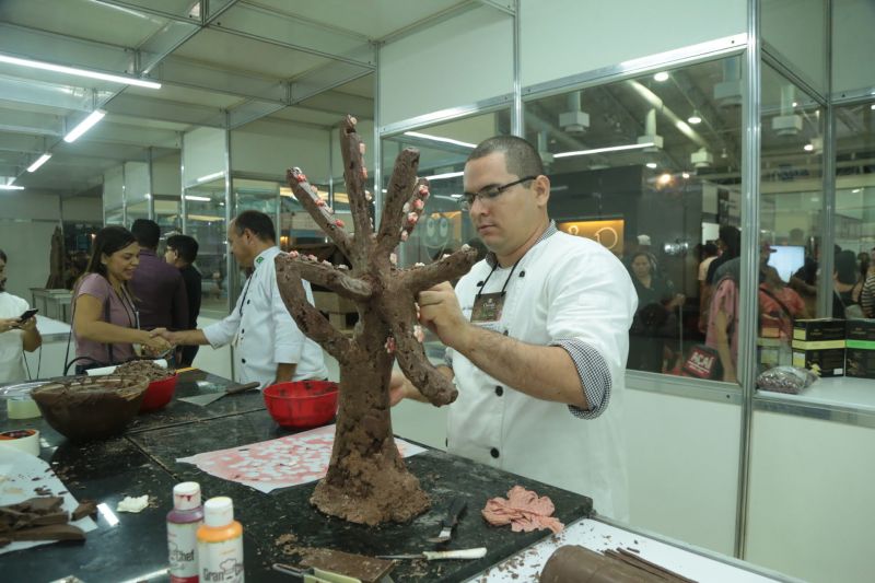  VI Festival do Chocolate e Cacau e da 18ª Exposição Flor Pará, realizados no Hangar - Centro de Convenções. Mais de 30 mil pessoas já passaram pelo local em três dias de evento, estimativa que superou as expectativas. <div class='credito_fotos'>Foto: Alex Ribeiro / Ag. Pará   |   <a href='/midias/2019/originais/5485_20190921180801_img_5439.jpg' download><i class='fa-solid fa-download'></i> Download</a></div>