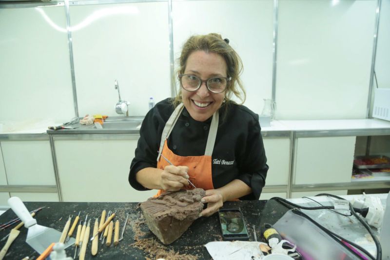  VI Festival do Chocolate e Cacau e da 18ª Exposição Flor Pará, realizados no Hangar - Centro de Convenções. Mais de 30 mil pessoas já passaram pelo local em três dias de evento, estimativa que superou as expectativas. <div class='credito_fotos'>Foto: Alex Ribeiro / Ag. Pará   |   <a href='/midias/2019/originais/5485_20190921181032_img_5446.jpg' download><i class='fa-solid fa-download'></i> Download</a></div>