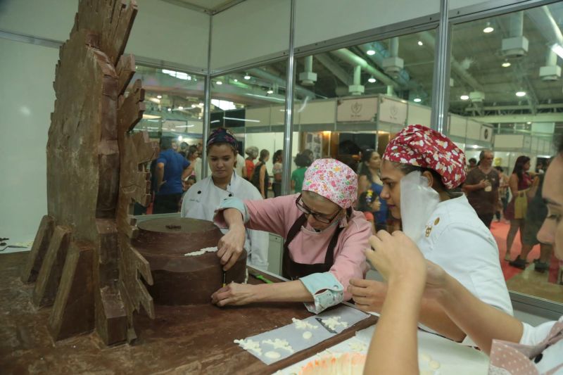  VI Festival do Chocolate e Cacau e da 18ª Exposição Flor Pará, realizados no Hangar - Centro de Convenções. Mais de 30 mil pessoas já passaram pelo local em três dias de evento, estimativa que superou as expectativas. <div class='credito_fotos'>Foto: Alex Ribeiro / Ag. Pará   |   <a href='/midias/2019/originais/5485_20190921181044_img_5448.jpg' download><i class='fa-solid fa-download'></i> Download</a></div>