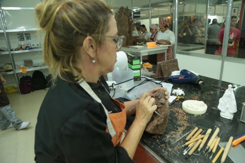  VI Festival do Chocolate e Cacau e da 18ª Exposição Flor Pará, realizados no Hangar - Centro de Convenções. Mais de 30 mil pessoas já passaram pelo local em três dias de evento, estimativa que superou as expectativas. <div class='credito_fotos'>Foto: Alex Ribeiro / Ag. Pará   |   <a href='/midias/2019/originais/5485_20190921181213_img_5452.jpg' download><i class='fa-solid fa-download'></i> Download</a></div>