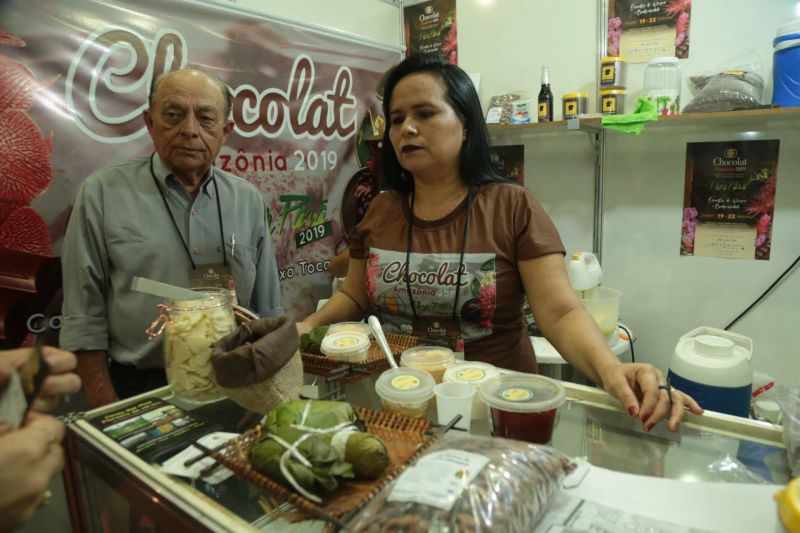  VI Festival do Chocolate e Cacau e da 18ª Exposição Flor Pará, realizados no Hangar - Centro de Convenções. Mais de 30 mil pessoas já passaram pelo local em três dias de evento, estimativa que superou as expectativas. <div class='credito_fotos'>Foto: Alex Ribeiro / Ag. Pará   |   <a href='/midias/2019/originais/5485_20190921181747_img_5465.jpg' download><i class='fa-solid fa-download'></i> Download</a></div>