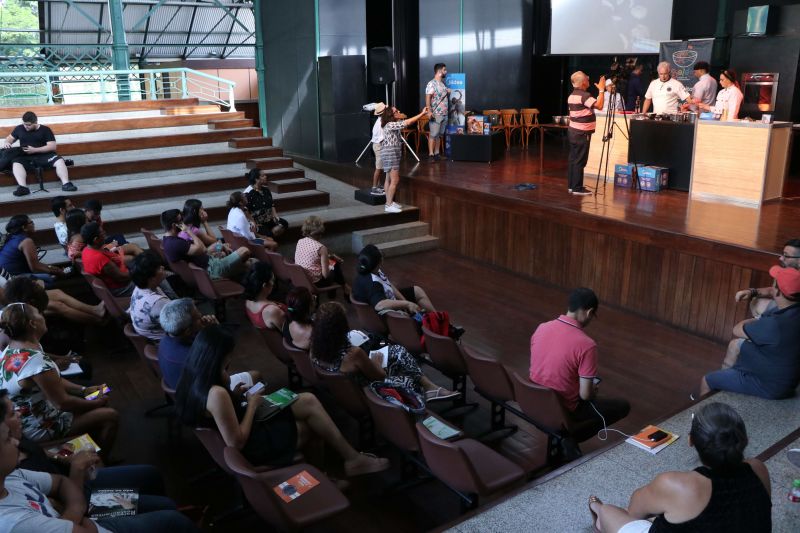 Dona Vânia Oliveira, moradora do bairro do Guamá, vende coxinhas na porta de sua casa. Seu sonho, atualmente, é ampliar o negócio e encontrou uma oportunidade de ter novas ideias para realizar o projeto no XXIV Congresso da Associação dos Restaurantes da Boa Lembrança (ARBL) e do Festival Ilhas e Sabores de Belém, organizado pela ARBL e Associação Brasileira de Bares e Restaurantes (Abrasel) em parceria com o Governo do Pará, por meio da Secretaria de Estado de Cultura (Secult). <div class='credito_fotos'>Foto: Jader Paes / Agência Pará   |   <a href='/midias/2019/originais/5486_20190922_180153_65_1.jpg' download><i class='fa-solid fa-download'></i> Download</a></div>