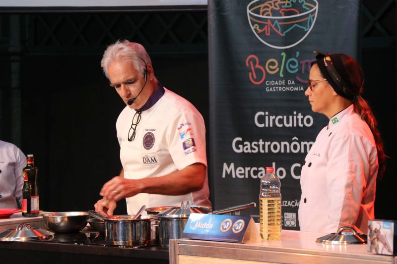 Dona Vânia Oliveira, moradora do bairro do Guamá, vende coxinhas na porta de sua casa. Seu sonho, atualmente, é ampliar o negócio e encontrou uma oportunidade de ter novas ideias para realizar o projeto no XXIV Congresso da Associação dos Restaurantes da Boa Lembrança (ARBL) e do Festival Ilhas e Sabores de Belém, organizado pela ARBL e Associação Brasileira de Bares e Restaurantes (Abrasel) em parceria com o Governo do Pará, por meio da Secretaria de Estado de Cultura (Secult). <div class='credito_fotos'>Foto: Jader Paes / Agência Pará   |   <a href='/midias/2019/originais/5486_20190922_180153_66_1.jpg' download><i class='fa-solid fa-download'></i> Download</a></div>