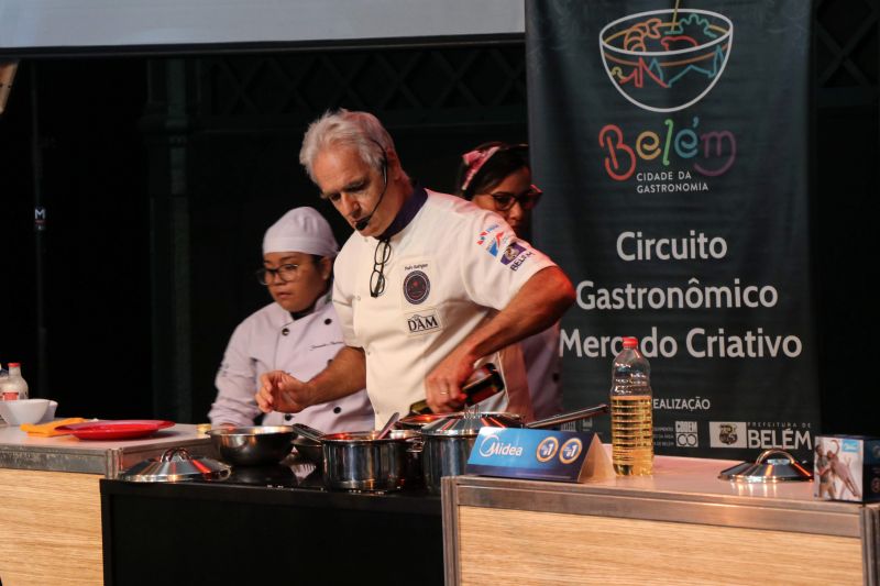 Dona Vânia Oliveira, moradora do bairro do Guamá, vende coxinhas na porta de sua casa. Seu sonho, atualmente, é ampliar o negócio e encontrou uma oportunidade de ter novas ideias para realizar o projeto no XXIV Congresso da Associação dos Restaurantes da Boa Lembrança (ARBL) e do Festival Ilhas e Sabores de Belém, organizado pela ARBL e Associação Brasileira de Bares e Restaurantes (Abrasel) em parceria com o Governo do Pará, por meio da Secretaria de Estado de Cultura (Secult). <div class='credito_fotos'>Foto: Jader Paes / Agência Pará   |   <a href='/midias/2019/originais/5486_20190922_180153_67_1.jpg' download><i class='fa-solid fa-download'></i> Download</a></div>