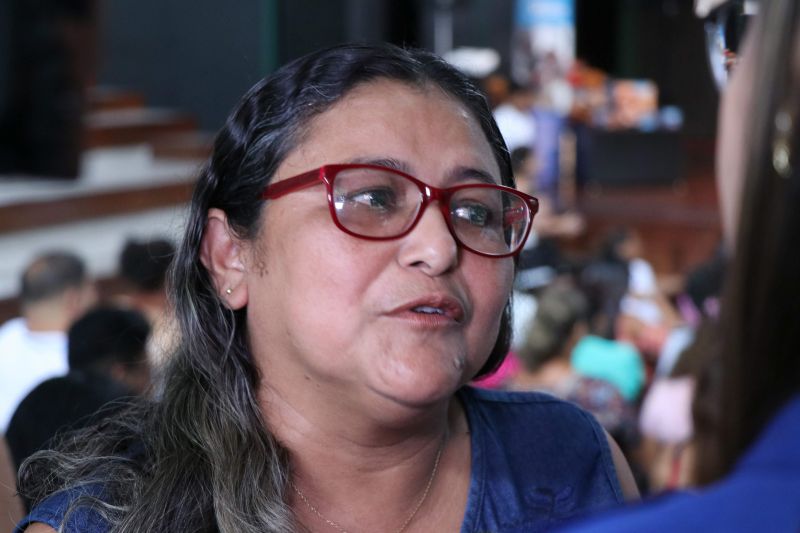 Dona Vânia Oliveira, moradora do bairro do Guamá, vende coxinhas na porta de sua casa. Seu sonho, atualmente, é ampliar o negócio e encontrou uma oportunidade de ter novas ideias para realizar o projeto no XXIV Congresso da Associação dos Restaurantes da Boa Lembrança (ARBL) e do Festival Ilhas e Sabores de Belém, organizado pela ARBL e Associação Brasileira de Bares e Restaurantes (Abrasel) em parceria com o Governo do Pará, por meio da Secretaria de Estado de Cultura (Secult). <div class='credito_fotos'>Foto: Jader Paes / Agência Pará   |   <a href='/midias/2019/originais/5486_20190922_180154_53_1.jpg' download><i class='fa-solid fa-download'></i> Download</a></div>