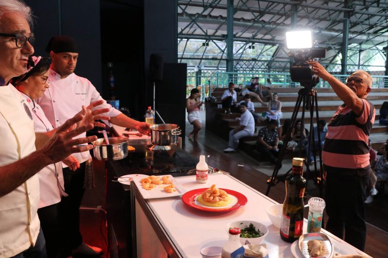 Dona Vânia Oliveira, moradora do bairro do Guamá, vende coxinhas na porta de sua casa. Seu sonho, atualmente, é ampliar o negócio e encontrou uma oportunidade de ter novas ideias para realizar o projeto no XXIV Congresso da Associação dos Restaurantes da Boa Lembrança (ARBL) e do Festival Ilhas e Sabores de Belém, organizado pela ARBL e Associação Brasileira de Bares e Restaurantes (Abrasel) em parceria com o Governo do Pará, por meio da Secretaria de Estado de Cultura (Secult). <div class='credito_fotos'>Foto: Jader Paes / Agência Pará   |   <a href='/midias/2019/originais/5486_20190922_180154_55_1.jpg' download><i class='fa-solid fa-download'></i> Download</a></div>