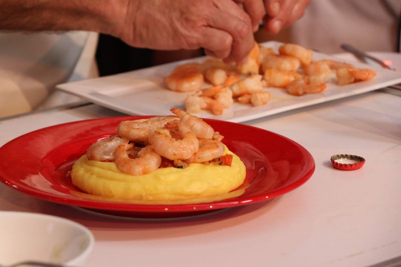 Dona Vânia Oliveira, moradora do bairro do Guamá, vende coxinhas na porta de sua casa. Seu sonho, atualmente, é ampliar o negócio e encontrou uma oportunidade de ter novas ideias para realizar o projeto no XXIV Congresso da Associação dos Restaurantes da Boa Lembrança (ARBL) e do Festival Ilhas e Sabores de Belém, organizado pela ARBL e Associação Brasileira de Bares e Restaurantes (Abrasel) em parceria com o Governo do Pará, por meio da Secretaria de Estado de Cultura (Secult). <div class='credito_fotos'>Foto: Jader Paes / Agência Pará   |   <a href='/midias/2019/originais/5486_20190922_180154_56_1.jpg' download><i class='fa-solid fa-download'></i> Download</a></div>