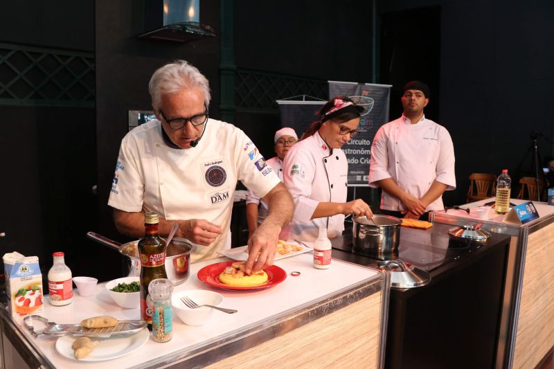 Dona Vânia Oliveira, moradora do bairro do Guamá, vende coxinhas na porta de sua casa. Seu sonho, atualmente, é ampliar o negócio e encontrou uma oportunidade de ter novas ideias para realizar o projeto no XXIV Congresso da Associação dos Restaurantes da Boa Lembrança (ARBL) e do Festival Ilhas e Sabores de Belém, organizado pela ARBL e Associação Brasileira de Bares e Restaurantes (Abrasel) em parceria com o Governo do Pará, por meio da Secretaria de Estado de Cultura (Secult). <div class='credito_fotos'>Foto: Jader Paes / Agência Pará   |   <a href='/midias/2019/originais/5486_20190922_180154_57_1.jpg' download><i class='fa-solid fa-download'></i> Download</a></div>
