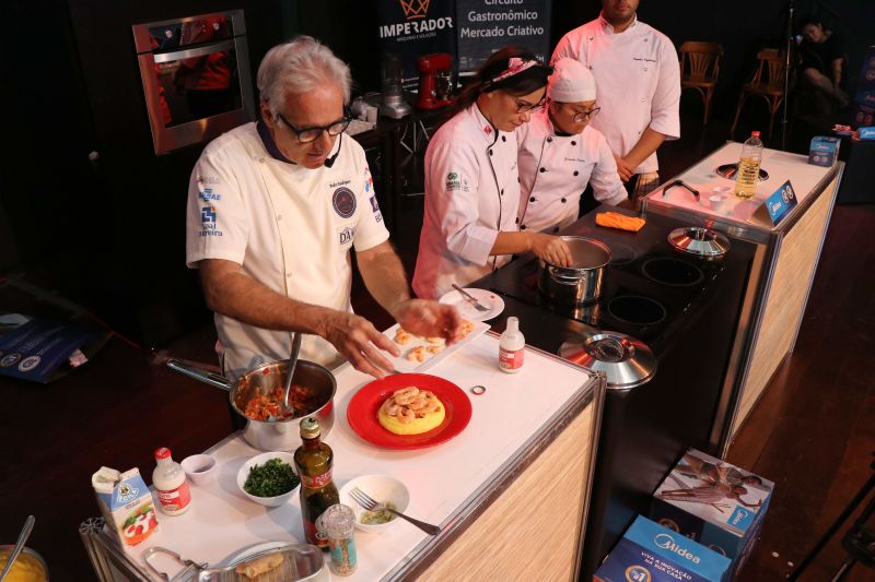 Dona Vânia Oliveira, moradora do bairro do Guamá, vende coxinhas na porta de sua casa. Seu sonho, atualmente, é ampliar o negócio e encontrou uma oportunidade de ter novas ideias para realizar o projeto no XXIV Congresso da Associação dos Restaurantes da Boa Lembrança (ARBL) e do Festival Ilhas e Sabores de Belém, organizado pela ARBL e Associação Brasileira de Bares e Restaurantes (Abrasel) em parceria com o Governo do Pará, por meio da Secretaria de Estado de Cultura (Secult). <div class='credito_fotos'>Foto: Jader Paes / Agência Pará   |   <a href='/midias/2019/originais/5486_20190922_180154_58_1.jpg' download><i class='fa-solid fa-download'></i> Download</a></div>