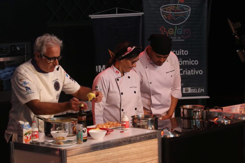 Dona Vânia Oliveira, moradora do bairro do Guamá, vende coxinhas na porta de sua casa. Seu sonho, atualmente, é ampliar o negócio e encontrou uma oportunidade de ter novas ideias para realizar o projeto no XXIV Congresso da Associação dos Restaurantes da Boa Lembrança (ARBL) e do Festival Ilhas e Sabores de Belém, organizado pela ARBL e Associação Brasileira de Bares e Restaurantes (Abrasel) em parceria com o Governo do Pará, por meio da Secretaria de Estado de Cultura (Secult). <div class='credito_fotos'>Foto: Jader Paes / Agência Pará   |   <a href='/midias/2019/originais/5486_20190922_180154_59_1.jpg' download><i class='fa-solid fa-download'></i> Download</a></div>