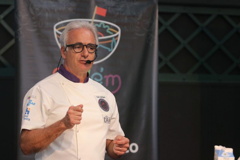 Dona Vânia Oliveira, moradora do bairro do Guamá, vende coxinhas na porta de sua casa. Seu sonho, atualmente, é ampliar o negócio e encontrou uma oportunidade de ter novas ideias para realizar o projeto no XXIV Congresso da Associação dos Restaurantes da Boa Lembrança (ARBL) e do Festival Ilhas e Sabores de Belém, organizado pela ARBL e Associação Brasileira de Bares e Restaurantes (Abrasel) em parceria com o Governo do Pará, por meio da Secretaria de Estado de Cultura (Secult). <div class='credito_fotos'>Foto: Jader Paes / Agência Pará   |   <a href='/midias/2019/originais/5486_20190922_180154_60_1.jpg' download><i class='fa-solid fa-download'></i> Download</a></div>