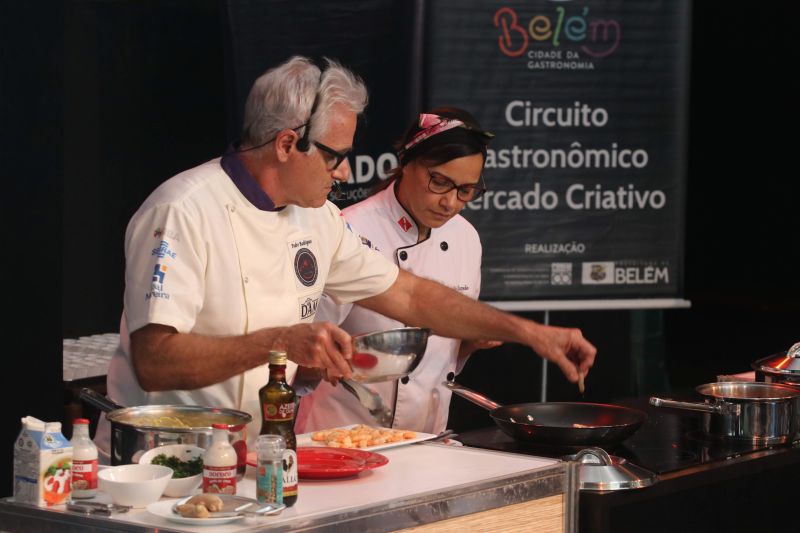 Dona Vânia Oliveira, moradora do bairro do Guamá, vende coxinhas na porta de sua casa. Seu sonho, atualmente, é ampliar o negócio e encontrou uma oportunidade de ter novas ideias para realizar o projeto no XXIV Congresso da Associação dos Restaurantes da Boa Lembrança (ARBL) e do Festival Ilhas e Sabores de Belém, organizado pela ARBL e Associação Brasileira de Bares e Restaurantes (Abrasel) em parceria com o Governo do Pará, por meio da Secretaria de Estado de Cultura (Secult). <div class='credito_fotos'>Foto: Jader Paes / Agência Pará   |   <a href='/midias/2019/originais/5486_20190922_180154_61_1.jpg' download><i class='fa-solid fa-download'></i> Download</a></div>