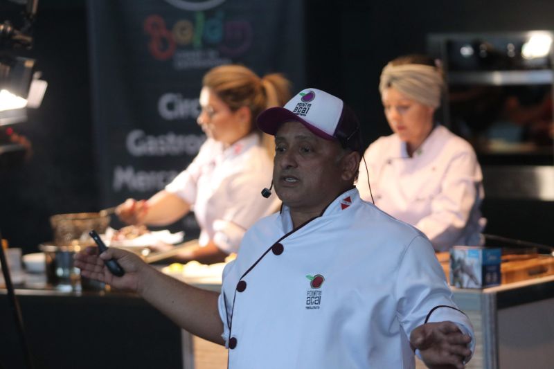 Dona Vânia Oliveira, moradora do bairro do Guamá, vende coxinhas na porta de sua casa. Seu sonho, atualmente, é ampliar o negócio e encontrou uma oportunidade de ter novas ideias para realizar o projeto no XXIV Congresso da Associação dos Restaurantes da Boa Lembrança (ARBL) e do Festival Ilhas e Sabores de Belém, organizado pela ARBL e Associação Brasileira de Bares e Restaurantes (Abrasel) em parceria com o Governo do Pará, por meio da Secretaria de Estado de Cultura (Secult). <div class='credito_fotos'>Foto: Jader Paes / Agência Pará   |   <a href='/midias/2019/originais/5486_20190922_180155_33_1.jpg' download><i class='fa-solid fa-download'></i> Download</a></div>