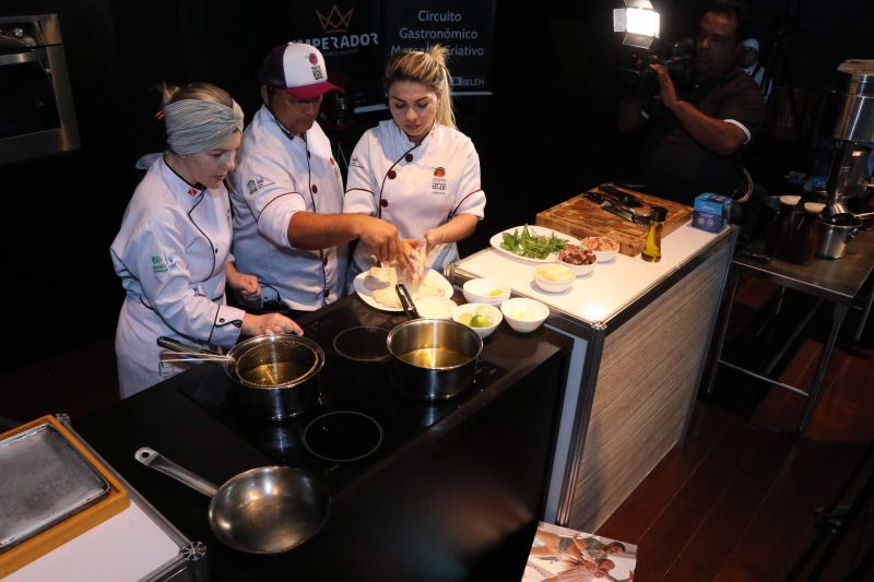Dona Vânia Oliveira, moradora do bairro do Guamá, vende coxinhas na porta de sua casa. Seu sonho, atualmente, é ampliar o negócio e encontrou uma oportunidade de ter novas ideias para realizar o projeto no XXIV Congresso da Associação dos Restaurantes da Boa Lembrança (ARBL) e do Festival Ilhas e Sabores de Belém, organizado pela ARBL e Associação Brasileira de Bares e Restaurantes (Abrasel) em parceria com o Governo do Pará, por meio da Secretaria de Estado de Cultura (Secult). <div class='credito_fotos'>Foto: Jader Paes / Agência Pará   |   <a href='/midias/2019/originais/5486_20190922_180155_38_1.jpg' download><i class='fa-solid fa-download'></i> Download</a></div>