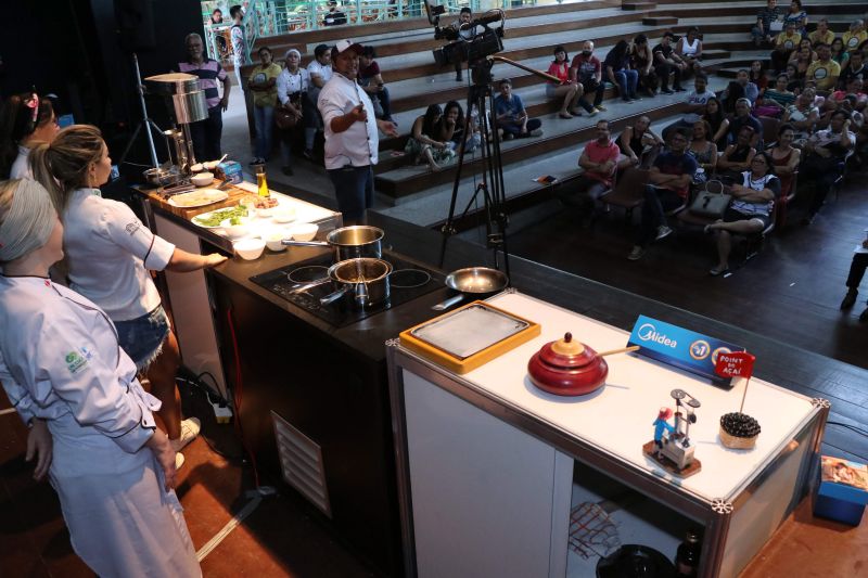 Dona Vânia Oliveira, moradora do bairro do Guamá, vende coxinhas na porta de sua casa. Seu sonho, atualmente, é ampliar o negócio e encontrou uma oportunidade de ter novas ideias para realizar o projeto no XXIV Congresso da Associação dos Restaurantes da Boa Lembrança (ARBL) e do Festival Ilhas e Sabores de Belém, organizado pela ARBL e Associação Brasileira de Bares e Restaurantes (Abrasel) em parceria com o Governo do Pará, por meio da Secretaria de Estado de Cultura (Secult). <div class='credito_fotos'>Foto: Jader Paes / Agência Pará   |   <a href='/midias/2019/originais/5486_20190922_180155_39_1.jpg' download><i class='fa-solid fa-download'></i> Download</a></div>