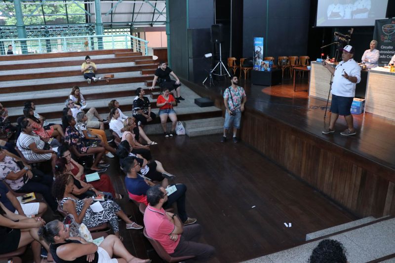 Dona Vânia Oliveira, moradora do bairro do Guamá, vende coxinhas na porta de sua casa. Seu sonho, atualmente, é ampliar o negócio e encontrou uma oportunidade de ter novas ideias para realizar o projeto no XXIV Congresso da Associação dos Restaurantes da Boa Lembrança (ARBL) e do Festival Ilhas e Sabores de Belém, organizado pela ARBL e Associação Brasileira de Bares e Restaurantes (Abrasel) em parceria com o Governo do Pará, por meio da Secretaria de Estado de Cultura (Secult). <div class='credito_fotos'>Foto: Jader Paes / Agência Pará   |   <a href='/midias/2019/originais/5486_20190922_180155_40_1.jpg' download><i class='fa-solid fa-download'></i> Download</a></div>