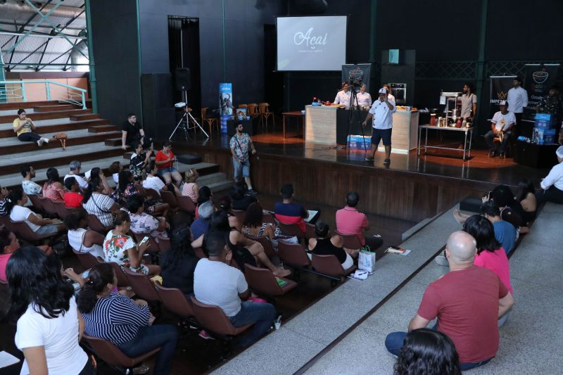Dona Vânia Oliveira, moradora do bairro do Guamá, vende coxinhas na porta de sua casa. Seu sonho, atualmente, é ampliar o negócio e encontrou uma oportunidade de ter novas ideias para realizar o projeto no XXIV Congresso da Associação dos Restaurantes da Boa Lembrança (ARBL) e do Festival Ilhas e Sabores de Belém, organizado pela ARBL e Associação Brasileira de Bares e Restaurantes (Abrasel) em parceria com o Governo do Pará, por meio da Secretaria de Estado de Cultura (Secult). <div class='credito_fotos'>Foto: Jader Paes / Agência Pará   |   <a href='/midias/2019/originais/5486_20190922_180155_41_1.jpg' download><i class='fa-solid fa-download'></i> Download</a></div>