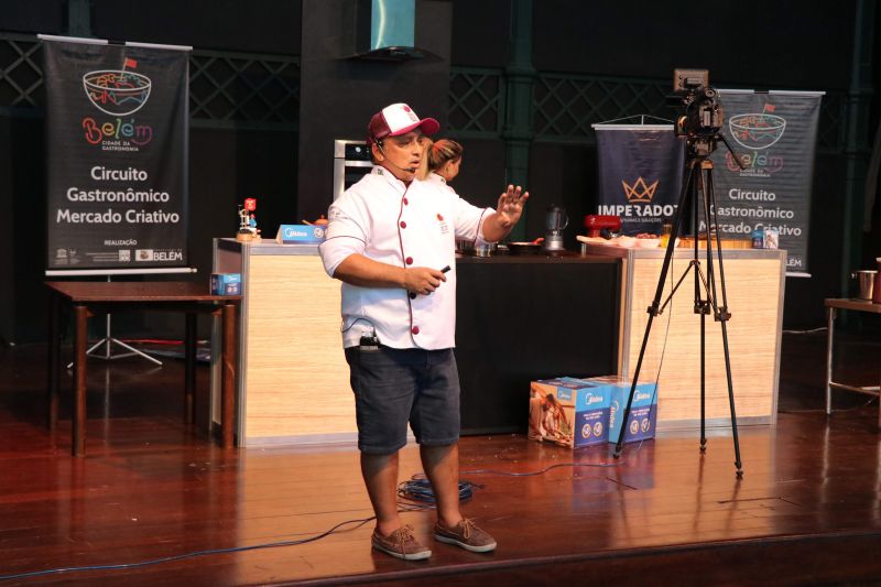 Dona Vânia Oliveira, moradora do bairro do Guamá, vende coxinhas na porta de sua casa. Seu sonho, atualmente, é ampliar o negócio e encontrou uma oportunidade de ter novas ideias para realizar o projeto no XXIV Congresso da Associação dos Restaurantes da Boa Lembrança (ARBL) e do Festival Ilhas e Sabores de Belém, organizado pela ARBL e Associação Brasileira de Bares e Restaurantes (Abrasel) em parceria com o Governo do Pará, por meio da Secretaria de Estado de Cultura (Secult). <div class='credito_fotos'>Foto: Jader Paes / Agência Pará   |   <a href='/midias/2019/originais/5486_20190922_180155_43_1.jpg' download><i class='fa-solid fa-download'></i> Download</a></div>