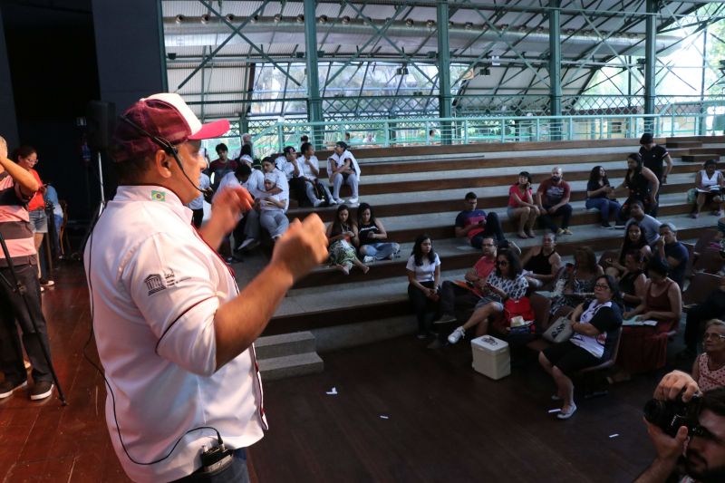Dona Vânia Oliveira, moradora do bairro do Guamá, vende coxinhas na porta de sua casa. Seu sonho, atualmente, é ampliar o negócio e encontrou uma oportunidade de ter novas ideias para realizar o projeto no XXIV Congresso da Associação dos Restaurantes da Boa Lembrança (ARBL) e do Festival Ilhas e Sabores de Belém, organizado pela ARBL e Associação Brasileira de Bares e Restaurantes (Abrasel) em parceria com o Governo do Pará, por meio da Secretaria de Estado de Cultura (Secult). <div class='credito_fotos'>Foto: Jader Paes / Agência Pará   |   <a href='/midias/2019/originais/5486_20190922_180155_44_1.jpg' download><i class='fa-solid fa-download'></i> Download</a></div>