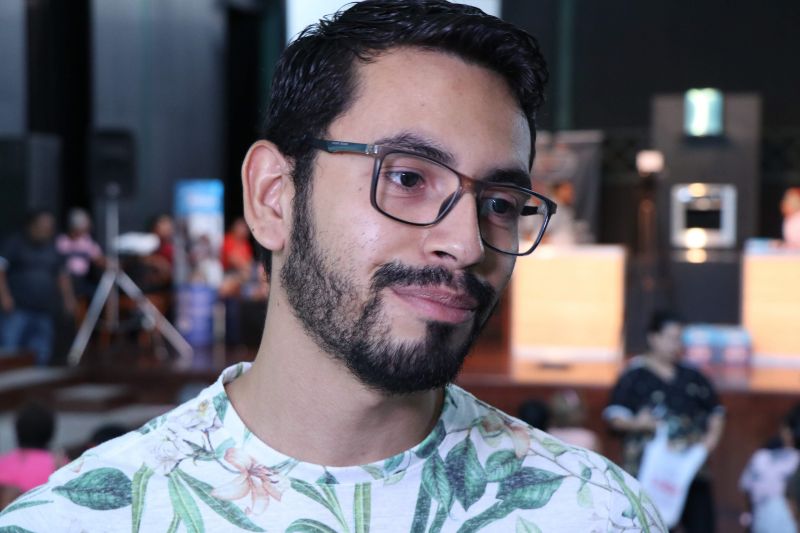 Dona Vânia Oliveira, moradora do bairro do Guamá, vende coxinhas na porta de sua casa. Seu sonho, atualmente, é ampliar o negócio e encontrou uma oportunidade de ter novas ideias para realizar o projeto no XXIV Congresso da Associação dos Restaurantes da Boa Lembrança (ARBL) e do Festival Ilhas e Sabores de Belém, organizado pela ARBL e Associação Brasileira de Bares e Restaurantes (Abrasel) em parceria com o Governo do Pará, por meio da Secretaria de Estado de Cultura (Secult). <div class='credito_fotos'>Foto: Jader Paes / Agência Pará   |   <a href='/midias/2019/originais/5486_20190922_180155_47_1.jpg' download><i class='fa-solid fa-download'></i> Download</a></div>