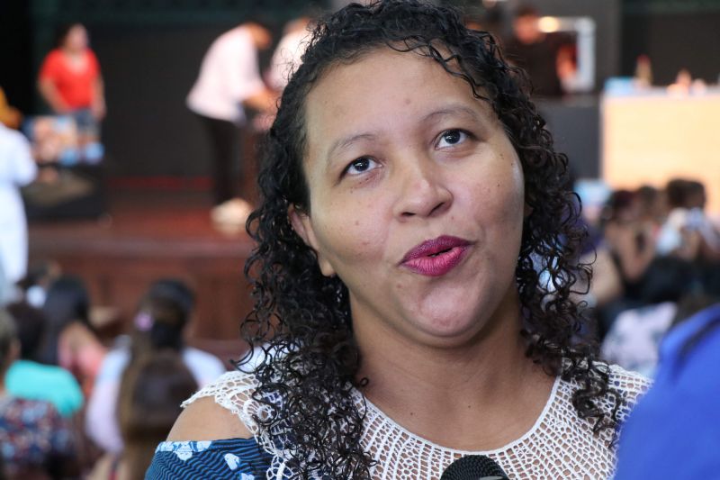 Dona Vânia Oliveira, moradora do bairro do Guamá, vende coxinhas na porta de sua casa. Seu sonho, atualmente, é ampliar o negócio e encontrou uma oportunidade de ter novas ideias para realizar o projeto no XXIV Congresso da Associação dos Restaurantes da Boa Lembrança (ARBL) e do Festival Ilhas e Sabores de Belém, organizado pela ARBL e Associação Brasileira de Bares e Restaurantes (Abrasel) em parceria com o Governo do Pará, por meio da Secretaria de Estado de Cultura (Secult). <div class='credito_fotos'>Foto: Jader Paes / Agência Pará   |   <a href='/midias/2019/originais/5486_20190922_180155_49_1.jpg' download><i class='fa-solid fa-download'></i> Download</a></div>