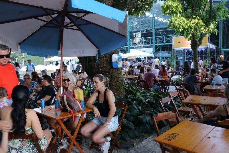 Dona Vânia Oliveira, moradora do bairro do Guamá, vende coxinhas na porta de sua casa. Seu sonho, atualmente, é ampliar o negócio e encontrou uma oportunidade de ter novas ideias para realizar o projeto no XXIV Congresso da Associação dos Restaurantes da Boa Lembrança (ARBL) e do Festival Ilhas e Sabores de Belém, organizado pela ARBL e Associação Brasileira de Bares e Restaurantes (Abrasel) em parceria com o Governo do Pará, por meio da Secretaria de Estado de Cultura (Secult). <div class='credito_fotos'>Foto: Jader Paes / Agência Pará   |   <a href='/midias/2019/originais/5486_20190922_180156_17_1.jpg' download><i class='fa-solid fa-download'></i> Download</a></div>