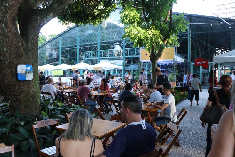 Dona Vânia Oliveira, moradora do bairro do Guamá, vende coxinhas na porta de sua casa. Seu sonho, atualmente, é ampliar o negócio e encontrou uma oportunidade de ter novas ideias para realizar o projeto no XXIV Congresso da Associação dos Restaurantes da Boa Lembrança (ARBL) e do Festival Ilhas e Sabores de Belém, organizado pela ARBL e Associação Brasileira de Bares e Restaurantes (Abrasel) em parceria com o Governo do Pará, por meio da Secretaria de Estado de Cultura (Secult). <div class='credito_fotos'>Foto: Jader Paes / Agência Pará   |   <a href='/midias/2019/originais/5486_20190922_180156_22_1.jpg' download><i class='fa-solid fa-download'></i> Download</a></div>