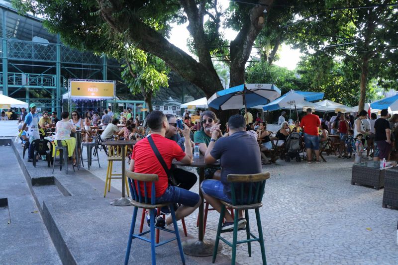 Dona Vânia Oliveira, moradora do bairro do Guamá, vende coxinhas na porta de sua casa. Seu sonho, atualmente, é ampliar o negócio e encontrou uma oportunidade de ter novas ideias para realizar o projeto no XXIV Congresso da Associação dos Restaurantes da Boa Lembrança (ARBL) e do Festival Ilhas e Sabores de Belém, organizado pela ARBL e Associação Brasileira de Bares e Restaurantes (Abrasel) em parceria com o Governo do Pará, por meio da Secretaria de Estado de Cultura (Secult). <div class='credito_fotos'>Foto: Jader Paes / Agência Pará   |   <a href='/midias/2019/originais/5486_20190922_180156_23_1.jpg' download><i class='fa-solid fa-download'></i> Download</a></div>