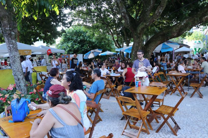 Dona Vânia Oliveira, moradora do bairro do Guamá, vende coxinhas na porta de sua casa. Seu sonho, atualmente, é ampliar o negócio e encontrou uma oportunidade de ter novas ideias para realizar o projeto no XXIV Congresso da Associação dos Restaurantes da Boa Lembrança (ARBL) e do Festival Ilhas e Sabores de Belém, organizado pela ARBL e Associação Brasileira de Bares e Restaurantes (Abrasel) em parceria com o Governo do Pará, por meio da Secretaria de Estado de Cultura (Secult). <div class='credito_fotos'>Foto: Jader Paes / Agência Pará   |   <a href='/midias/2019/originais/5486_20190922_180156_24_1.jpg' download><i class='fa-solid fa-download'></i> Download</a></div>