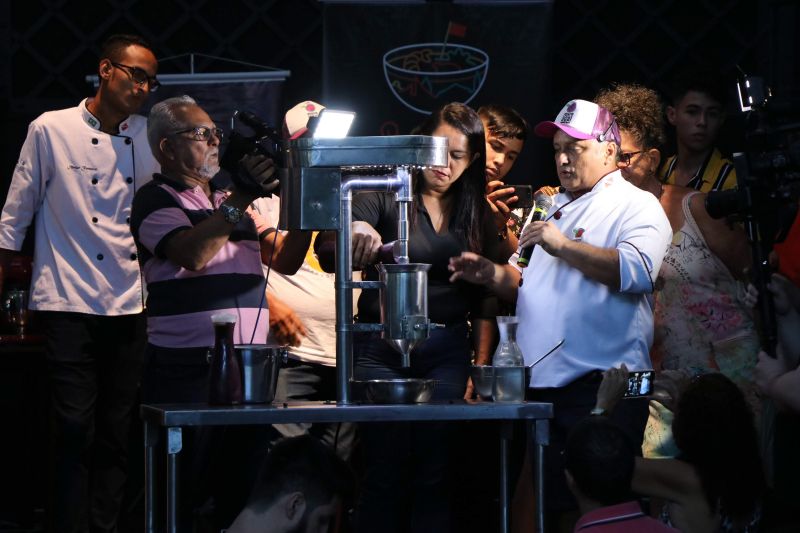 Dona Vânia Oliveira, moradora do bairro do Guamá, vende coxinhas na porta de sua casa. Seu sonho, atualmente, é ampliar o negócio e encontrou uma oportunidade de ter novas ideias para realizar o projeto no XXIV Congresso da Associação dos Restaurantes da Boa Lembrança (ARBL) e do Festival Ilhas e Sabores de Belém, organizado pela ARBL e Associação Brasileira de Bares e Restaurantes (Abrasel) em parceria com o Governo do Pará, por meio da Secretaria de Estado de Cultura (Secult). <div class='credito_fotos'>Foto: Jader Paes / Agência Pará   |   <a href='/midias/2019/originais/5486_20190922_180156_26_1.jpg' download><i class='fa-solid fa-download'></i> Download</a></div>