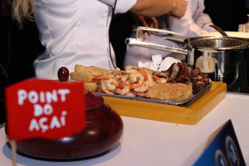 Dona Vânia Oliveira, moradora do bairro do Guamá, vende coxinhas na porta de sua casa. Seu sonho, atualmente, é ampliar o negócio e encontrou uma oportunidade de ter novas ideias para realizar o projeto no XXIV Congresso da Associação dos Restaurantes da Boa Lembrança (ARBL) e do Festival Ilhas e Sabores de Belém, organizado pela ARBL e Associação Brasileira de Bares e Restaurantes (Abrasel) em parceria com o Governo do Pará, por meio da Secretaria de Estado de Cultura (Secult). <div class='credito_fotos'>Foto: Jader Paes / Agência Pará   |   <a href='/midias/2019/originais/5486_20190922_180156_29_1.jpg' download><i class='fa-solid fa-download'></i> Download</a></div>