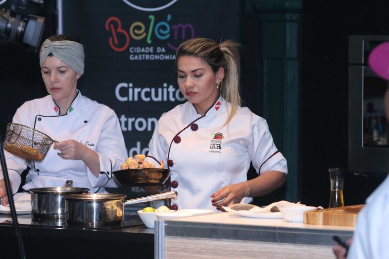 Dona Vânia Oliveira, moradora do bairro do Guamá, vende coxinhas na porta de sua casa. Seu sonho, atualmente, é ampliar o negócio e encontrou uma oportunidade de ter novas ideias para realizar o projeto no XXIV Congresso da Associação dos Restaurantes da Boa Lembrança (ARBL) e do Festival Ilhas e Sabores de Belém, organizado pela ARBL e Associação Brasileira de Bares e Restaurantes (Abrasel) em parceria com o Governo do Pará, por meio da Secretaria de Estado de Cultura (Secult). <div class='credito_fotos'>Foto: Jader Paes / Agência Pará   |   <a href='/midias/2019/originais/5486_20190922_180156_30_1.jpg' download><i class='fa-solid fa-download'></i> Download</a></div>