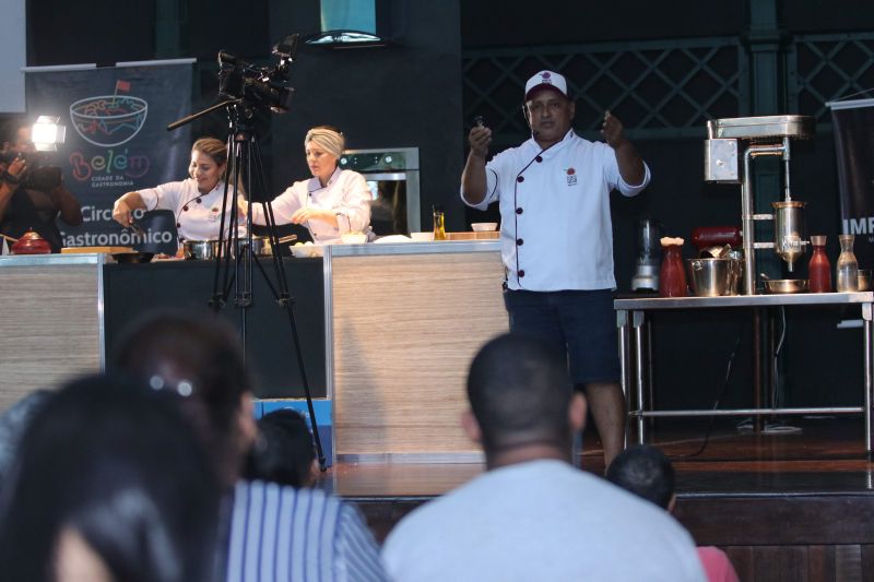 Dona Vânia Oliveira, moradora do bairro do Guamá, vende coxinhas na porta de sua casa. Seu sonho, atualmente, é ampliar o negócio e encontrou uma oportunidade de ter novas ideias para realizar o projeto no XXIV Congresso da Associação dos Restaurantes da Boa Lembrança (ARBL) e do Festival Ilhas e Sabores de Belém, organizado pela ARBL e Associação Brasileira de Bares e Restaurantes (Abrasel) em parceria com o Governo do Pará, por meio da Secretaria de Estado de Cultura (Secult). <div class='credito_fotos'>Foto: Jader Paes / Agência Pará   |   <a href='/midias/2019/originais/5486_20190922_180156_31_1.jpg' download><i class='fa-solid fa-download'></i> Download</a></div>