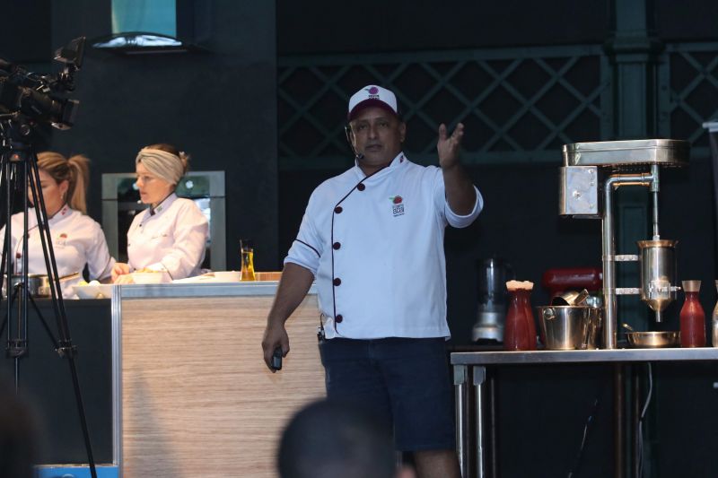 Dona Vânia Oliveira, moradora do bairro do Guamá, vende coxinhas na porta de sua casa. Seu sonho, atualmente, é ampliar o negócio e encontrou uma oportunidade de ter novas ideias para realizar o projeto no XXIV Congresso da Associação dos Restaurantes da Boa Lembrança (ARBL) e do Festival Ilhas e Sabores de Belém, organizado pela ARBL e Associação Brasileira de Bares e Restaurantes (Abrasel) em parceria com o Governo do Pará, por meio da Secretaria de Estado de Cultura (Secult). <div class='credito_fotos'>Foto: Jader Paes / Agência Pará   |   <a href='/midias/2019/originais/5486_20190922_180156_32_1.jpg' download><i class='fa-solid fa-download'></i> Download</a></div>