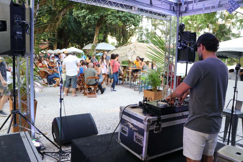 Dona Vânia Oliveira, moradora do bairro do Guamá, vende coxinhas na porta de sua casa. Seu sonho, atualmente, é ampliar o negócio e encontrou uma oportunidade de ter novas ideias para realizar o projeto no XXIV Congresso da Associação dos Restaurantes da Boa Lembrança (ARBL) e do Festival Ilhas e Sabores de Belém, organizado pela ARBL e Associação Brasileira de Bares e Restaurantes (Abrasel) em parceria com o Governo do Pará, por meio da Secretaria de Estado de Cultura (Secult). <div class='credito_fotos'>Foto: Jader Paes / Agência Pará   |   <a href='/midias/2019/originais/5486_20190922_180157_10_1.jpg' download><i class='fa-solid fa-download'></i> Download</a></div>