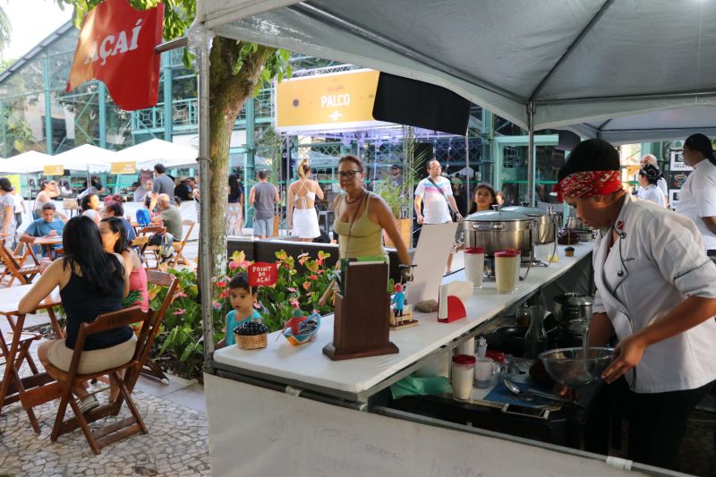 Dona Vânia Oliveira, moradora do bairro do Guamá, vende coxinhas na porta de sua casa. Seu sonho, atualmente, é ampliar o negócio e encontrou uma oportunidade de ter novas ideias para realizar o projeto no XXIV Congresso da Associação dos Restaurantes da Boa Lembrança (ARBL) e do Festival Ilhas e Sabores de Belém, organizado pela ARBL e Associação Brasileira de Bares e Restaurantes (Abrasel) em parceria com o Governo do Pará, por meio da Secretaria de Estado de Cultura (Secult). <div class='credito_fotos'>Foto: Jader Paes / Agência Pará   |   <a href='/midias/2019/originais/5486_20190922_180157_11_1.jpg' download><i class='fa-solid fa-download'></i> Download</a></div>