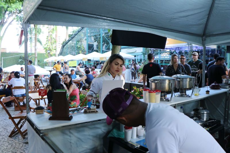 Dona Vânia Oliveira, moradora do bairro do Guamá, vende coxinhas na porta de sua casa. Seu sonho, atualmente, é ampliar o negócio e encontrou uma oportunidade de ter novas ideias para realizar o projeto no XXIV Congresso da Associação dos Restaurantes da Boa Lembrança (ARBL) e do Festival Ilhas e Sabores de Belém, organizado pela ARBL e Associação Brasileira de Bares e Restaurantes (Abrasel) em parceria com o Governo do Pará, por meio da Secretaria de Estado de Cultura (Secult). <div class='credito_fotos'>Foto: Jader Paes / Agência Pará   |   <a href='/midias/2019/originais/5486_20190922_180157_16_1.jpg' download><i class='fa-solid fa-download'></i> Download</a></div>