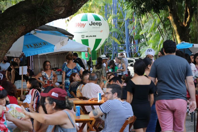 Dona Vânia Oliveira, moradora do bairro do Guamá, vende coxinhas na porta de sua casa. Seu sonho, atualmente, é ampliar o negócio e encontrou uma oportunidade de ter novas ideias para realizar o projeto no XXIV Congresso da Associação dos Restaurantes da Boa Lembrança (ARBL) e do Festival Ilhas e Sabores de Belém, organizado pela ARBL e Associação Brasileira de Bares e Restaurantes (Abrasel) em parceria com o Governo do Pará, por meio da Secretaria de Estado de Cultura (Secult). <div class='credito_fotos'>Foto: Jader Paes / Agência Pará   |   <a href='/midias/2019/originais/5486_20190922_180157_7_1.jpg' download><i class='fa-solid fa-download'></i> Download</a></div>