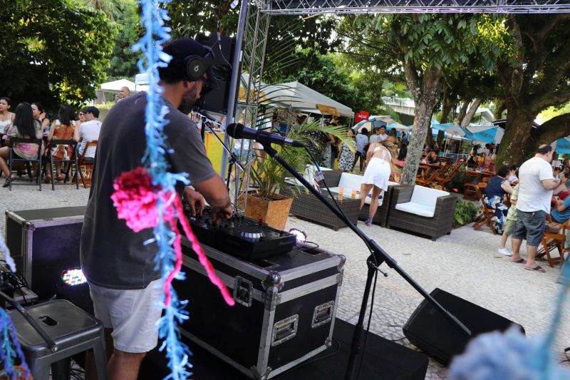 Dona Vânia Oliveira, moradora do bairro do Guamá, vende coxinhas na porta de sua casa. Seu sonho, atualmente, é ampliar o negócio e encontrou uma oportunidade de ter novas ideias para realizar o projeto no XXIV Congresso da Associação dos Restaurantes da Boa Lembrança (ARBL) e do Festival Ilhas e Sabores de Belém, organizado pela ARBL e Associação Brasileira de Bares e Restaurantes (Abrasel) em parceria com o Governo do Pará, por meio da Secretaria de Estado de Cultura (Secult). <div class='credito_fotos'>Foto: Jader Paes / Agência Pará   |   <a href='/midias/2019/originais/5486_20190922_180157_8_1.jpg' download><i class='fa-solid fa-download'></i> Download</a></div>