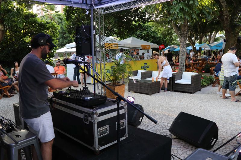 Dona Vânia Oliveira, moradora do bairro do Guamá, vende coxinhas na porta de sua casa. Seu sonho, atualmente, é ampliar o negócio e encontrou uma oportunidade de ter novas ideias para realizar o projeto no XXIV Congresso da Associação dos Restaurantes da Boa Lembrança (ARBL) e do Festival Ilhas e Sabores de Belém, organizado pela ARBL e Associação Brasileira de Bares e Restaurantes (Abrasel) em parceria com o Governo do Pará, por meio da Secretaria de Estado de Cultura (Secult). <div class='credito_fotos'>Foto: Jader Paes / Agência Pará   |   <a href='/midias/2019/originais/5486_20190922_180157_9_1.jpg' download><i class='fa-solid fa-download'></i> Download</a></div>