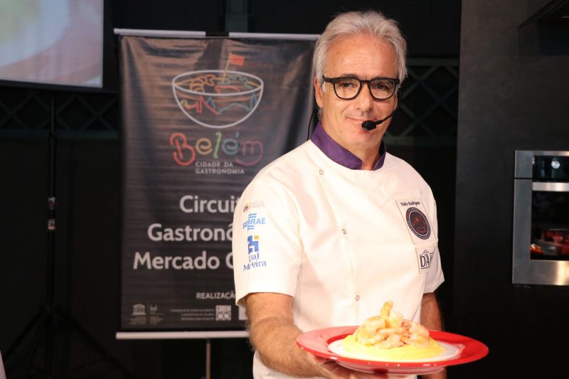 Dona Vânia Oliveira, moradora do bairro do Guamá, vende coxinhas na porta de sua casa. Seu sonho, atualmente, é ampliar o negócio e encontrou uma oportunidade de ter novas ideias para realizar o projeto no XXIV Congresso da Associação dos Restaurantes da Boa Lembrança (ARBL) e do Festival Ilhas e Sabores de Belém, organizado pela ARBL e Associação Brasileira de Bares e Restaurantes (Abrasel) em parceria com o Governo do Pará, por meio da Secretaria de Estado de Cultura (Secult). <div class='credito_fotos'>Foto: Jader Paes / Agência Pará   |   <a href='/midias/2019/originais/5486_chefpedrorodrigues.jpg' download><i class='fa-solid fa-download'></i> Download</a></div>